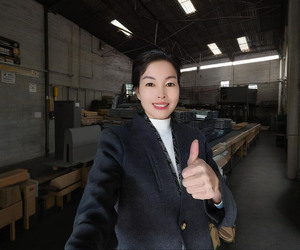 在梯艺方  莫华燕